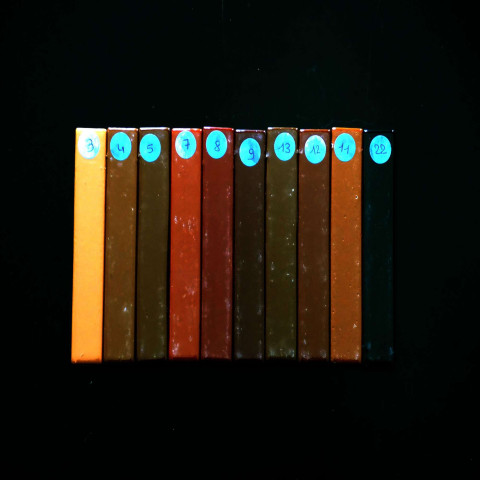 BOITE DE 10 BATONS DE GOMME LAQUE "REBOUCHAGE" ASSORTIS - 0012/10/ASSORT